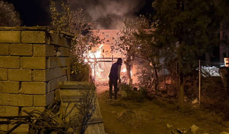 Bahçedeki yangının büyümemesi için seferber oldular