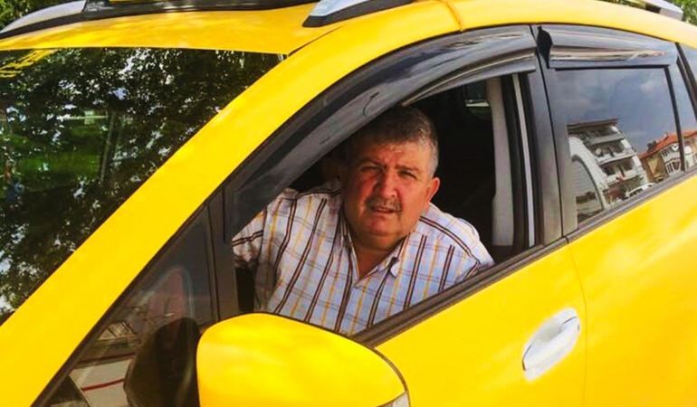 Yürürken aracın çarptığı taksici öldü