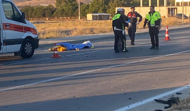 Otomobil motosikletle çarpıştı: 1 ölü, 3 yaralı