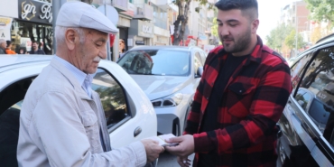 Yolda bulduğu parayı sahibine teslim etti