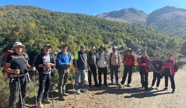Sultan Dağları’nda yürüyüp, alıç topladılar