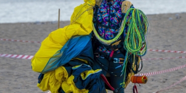 Yamaç paraşütüyle zirveden atlayıp sahile indiler