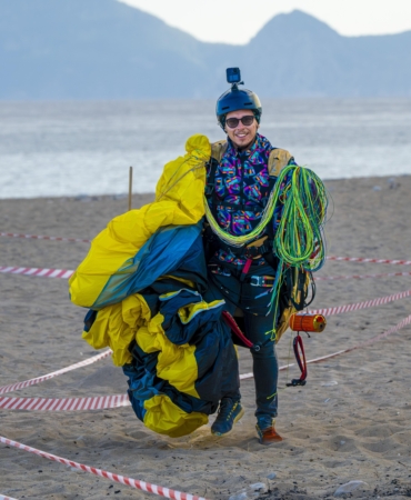 Yamaç paraşütüyle zirveden atlayıp sahile indiler