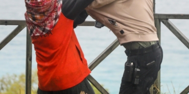 Mahsur kaldığı falezlerden kurtarıldı, gazetecilere saldırdı