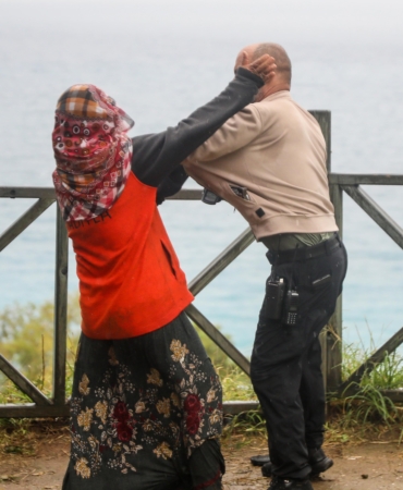 Mahsur kaldığı falezlerden kurtarıldı, gazetecilere saldırdı