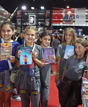 Antalya Kitap Fuarı’na öğrencilerden yoğun ilgi