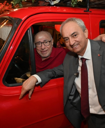 ‘Çiçek Abbas’, yıllar sonra minibüsüyle buluştu