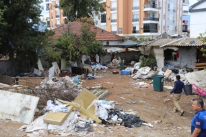 Kepez’de çöp ev operasyonu