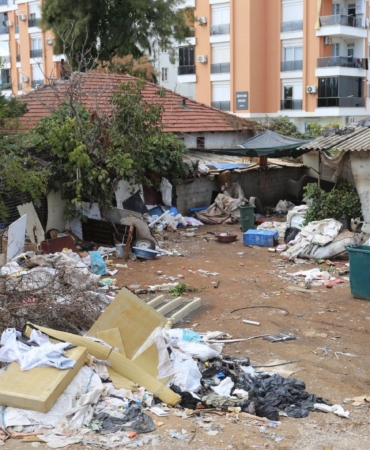 Kepez’de çöp ev operasyonu