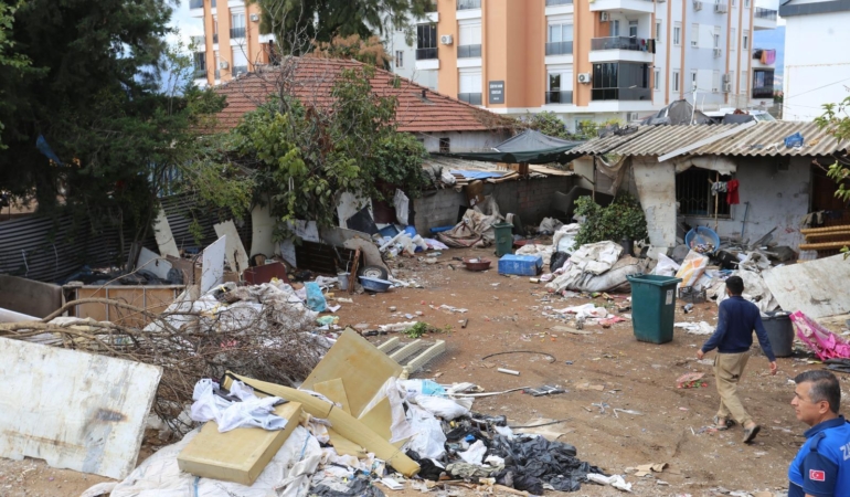 Kepez’de çöp ev operasyonu