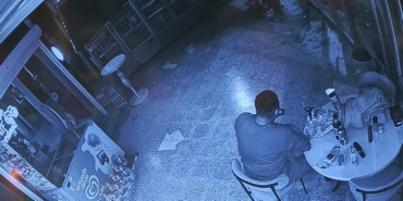 Camı kırıp girdiği markette yedi, içti ve gitti