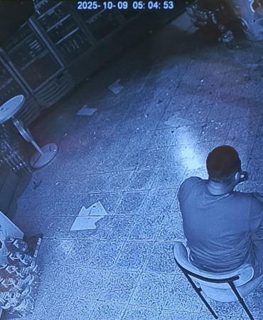 Camı kırıp girdiği markette yedi, içti ve gitti