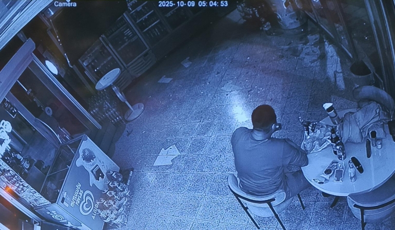 Camı kırıp girdiği markette yedi, içti ve gitti