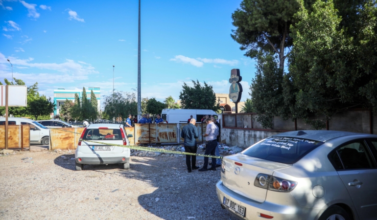 Otoparkta karşılaştığı husumetlisini bacağından vurdu