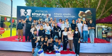 Serikli öğrenciler kitap fuarında