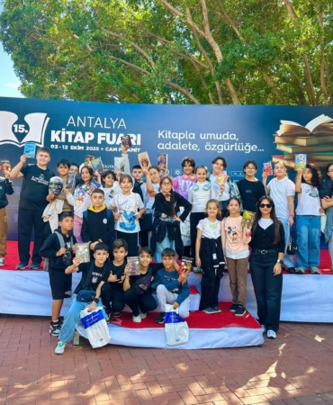 Serikli öğrenciler kitap fuarında