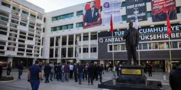 Hafriyatçılar, kesilen cezaları belediye önünde protesto etti