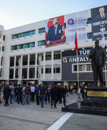 Hafriyatçılar, kesilen cezaları belediye önünde protesto etti