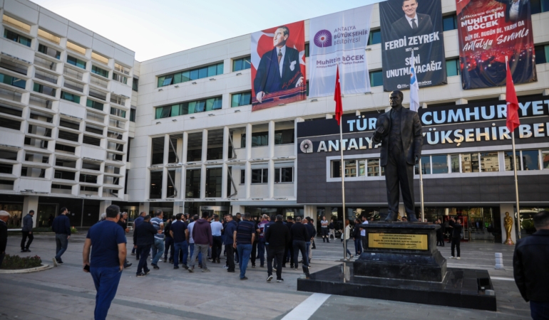 Hafriyatçılar, kesilen cezaları belediye önünde protesto etti