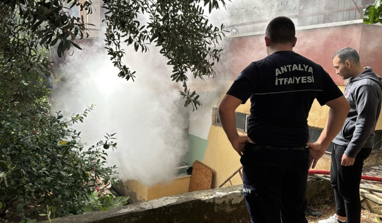Apartman dairesindeki yangın korkuttu