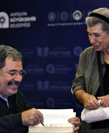 Ahmet Ümit, Antalya Kitap Fuarı’nda okurlarıyla buluştu