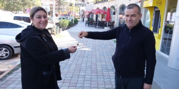 Altın künyenin sahibini ilanla buldu