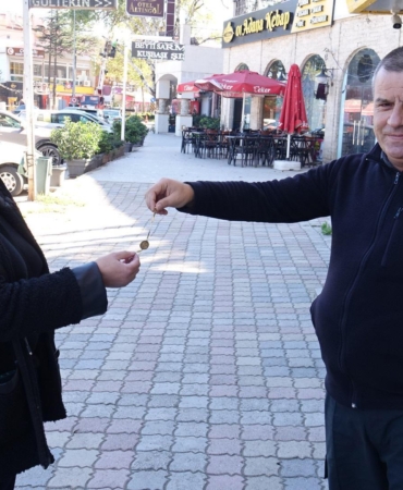 Altın künyenin sahibini ilanla buldu