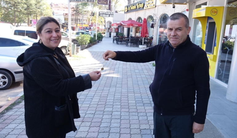 Altın künyenin sahibini ilanla buldu