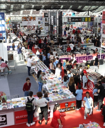 Antalya Kitap Fuarı’nda ziyaretçi akını
