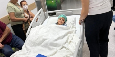 4 yaşındaki Mavi İmer’in parmağı, anaokulunun demir kapısına sıkışıp koptu