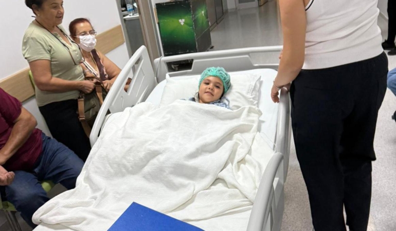 4 yaşındaki Mavi İmer’in parmağı, anaokulunun demir kapısına sıkışıp koptu