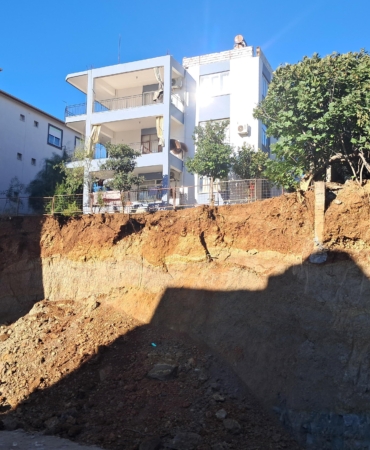 İnşaat alanında toprak kaydı, bitişikteki 2 katlı bina tahliye edildi