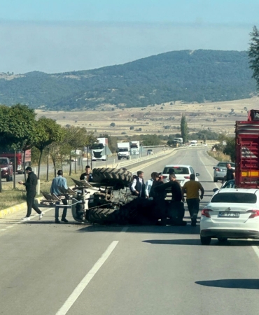 Otomobille çarpışan traktörün sürücüsü yaralandı