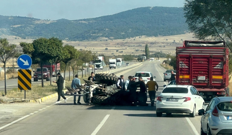 Otomobille çarpışan traktörün sürücüsü yaralandı