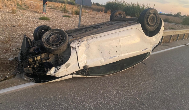 Serik’te takla atan otomobilin sürücüsü yaralandı