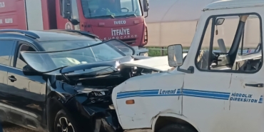 Otomobil ile kamyonet kafa kafaya çarpıştı; 3 yaralı