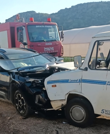 Otomobil ile kamyonet kafa kafaya çarpıştı; 3 yaralı