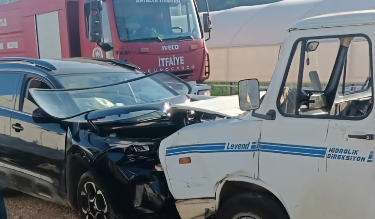 Otomobil ile kamyonet kafa kafaya çarpıştı; 3 yaralı