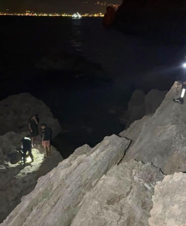 Balık tutmak için çıktıkları kayalıkta mahsur kaldılar