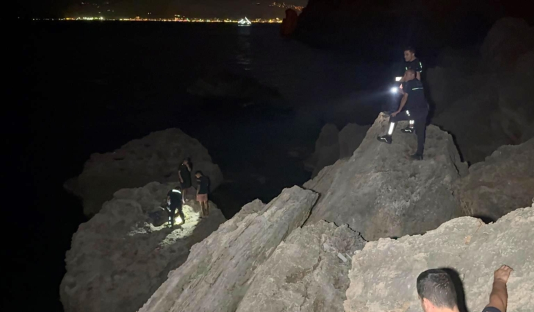 Balık tutmak için çıktıkları kayalıkta mahsur kaldılar