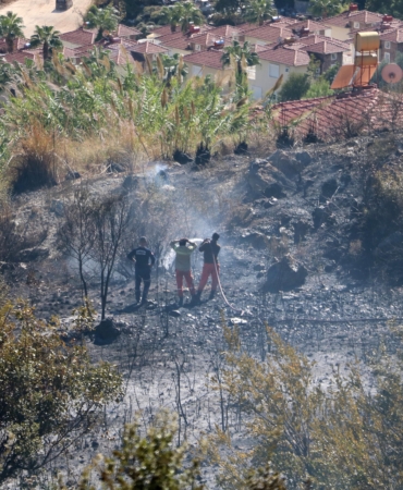 Alanya’da yangın villalara sıçramadan söndürüldü