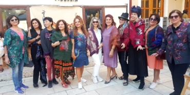 Tarihi kapıda keçe kıyafet defilesi