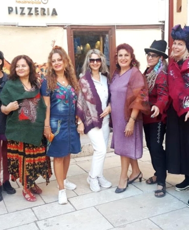 Tarihi kapıda keçe kıyafet defilesi