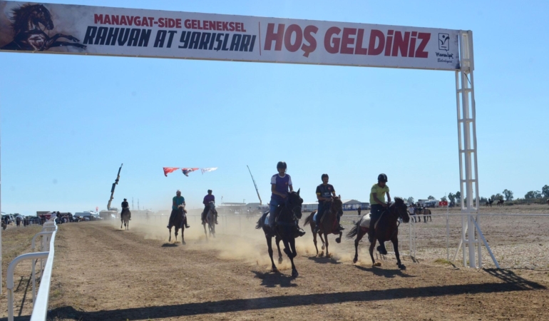 Manavgat- Side Geleneksel Rahvan At Yarışları yapıldı