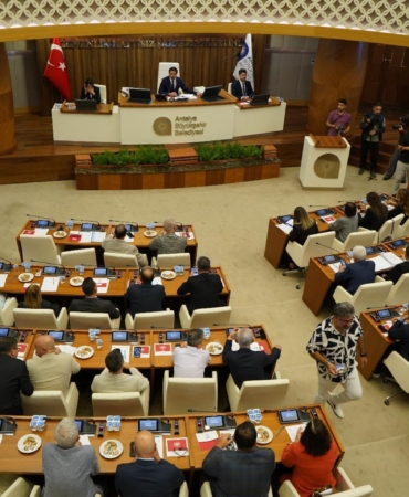 ‘Madem oy kullanmıyorsunuz biz de kullanmıyoruz’ diyerek salonu terk ettiler