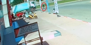 Yolun karşısına geçmeye çalışırken çöp kamyonunun altında kaldı