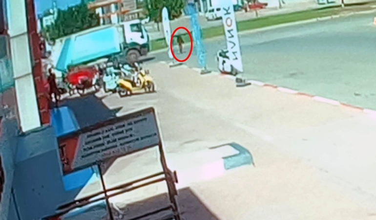 Yolun karşısına geçmeye çalışırken çöp kamyonunun altında kaldı