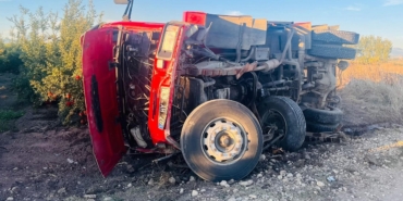 İtfaiye aracı devrildi: 2 yaralı