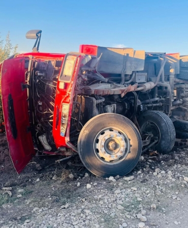 İtfaiye aracı devrildi: 2 yaralı