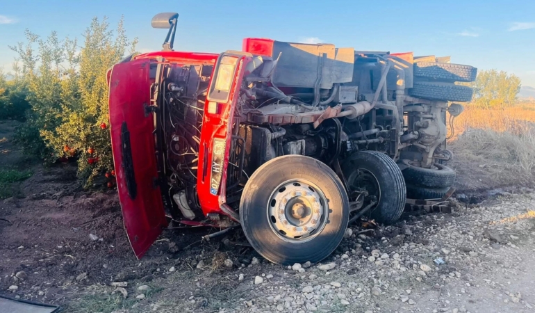 İtfaiye aracı devrildi: 2 yaralı